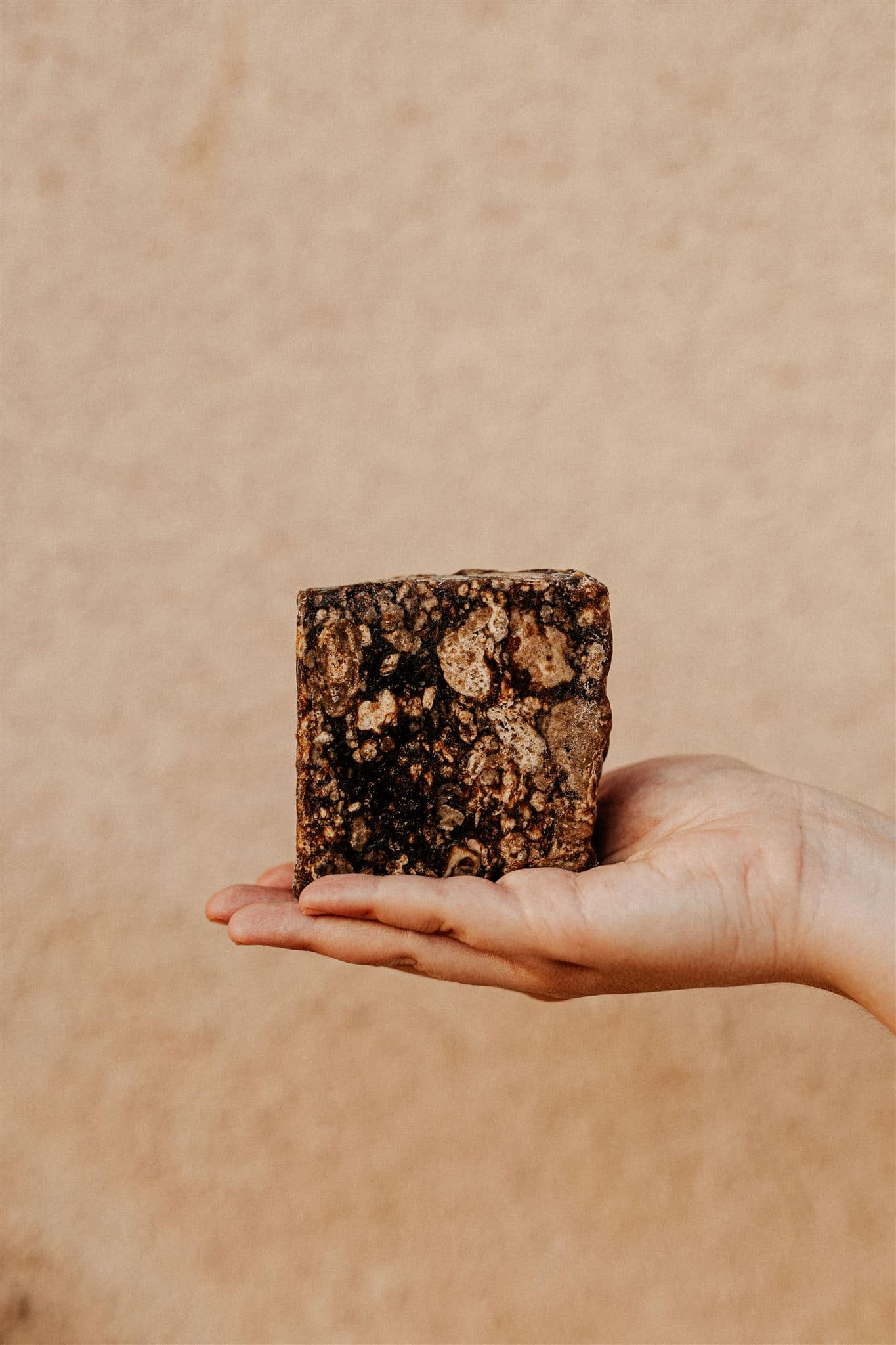 Bild på en hand som håller rå black soap